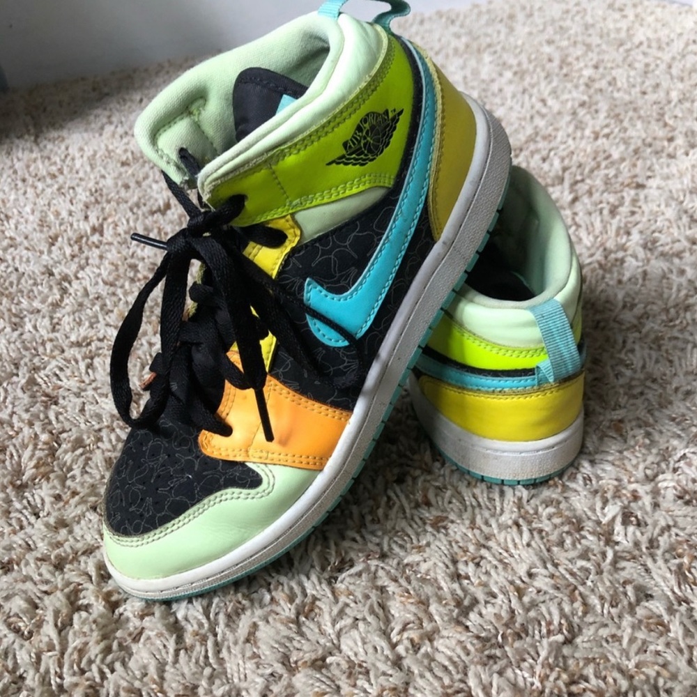 Nike Air Jordan 1 Mid SE PS 'Clover' BQ6932-037
’Awesome Color way Size 3 Youth